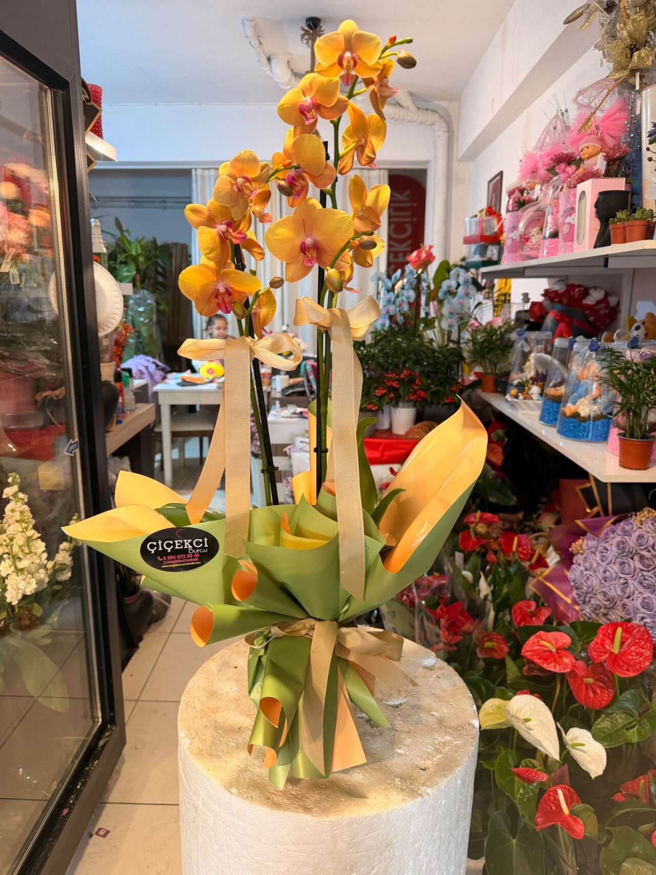 Öğretmenler Günü Öncesi Muğla'da Çiçekçilerde Yoğunluk: Karanfil ve Orkide Zirvede 4